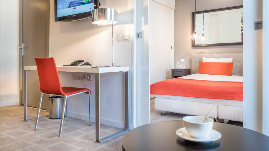 Bedroom 2, Aparthotel Adagio Marseille Timone, Bouches-du-Rhône