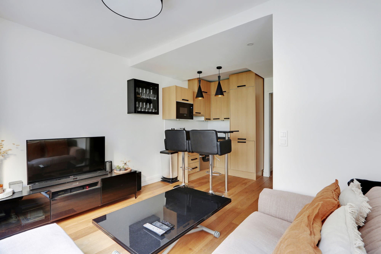 Room 5, Modern Brunel Classic 1 Bed Apt With Balcony in Paris, Paris