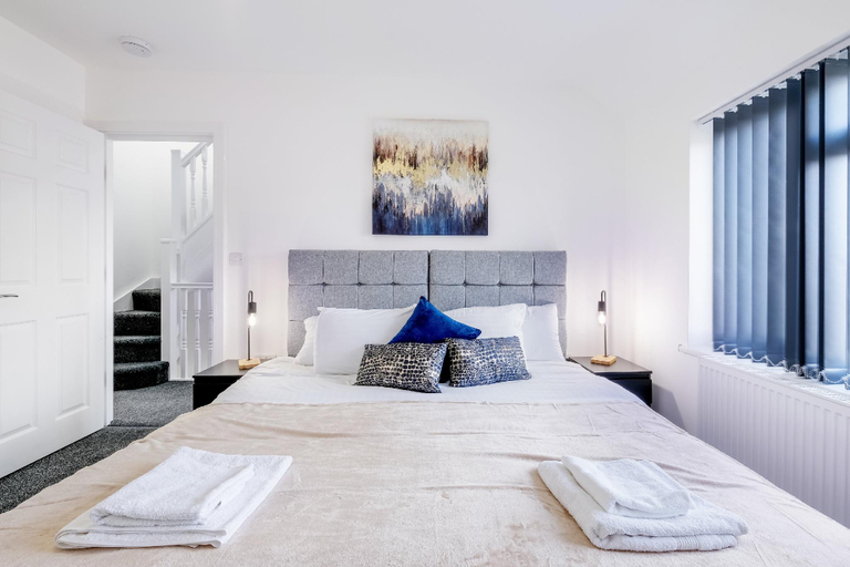 Others 5, Chaucer Avenue 6 Bedroom + 3 Bathroom with Parking, London