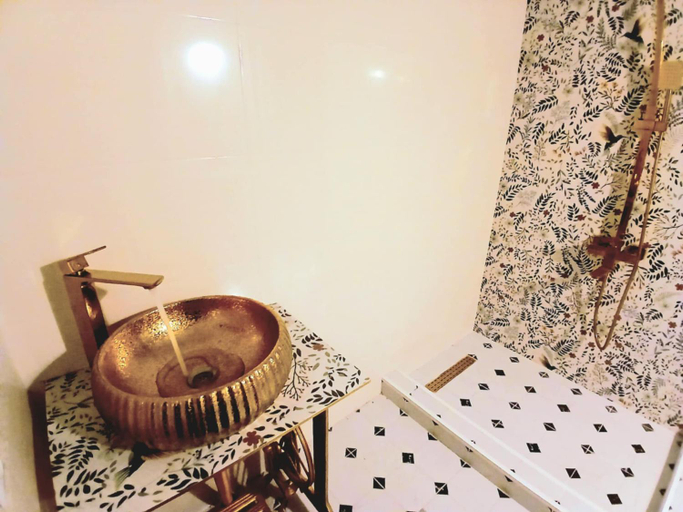 Bathroom 4, Grandmother Naziko, Vani