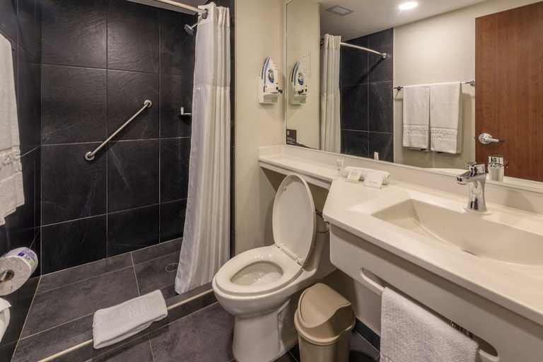 Bathroom 3, City Express Plus Bogota Aeropuerto, Santafé de Bogotá