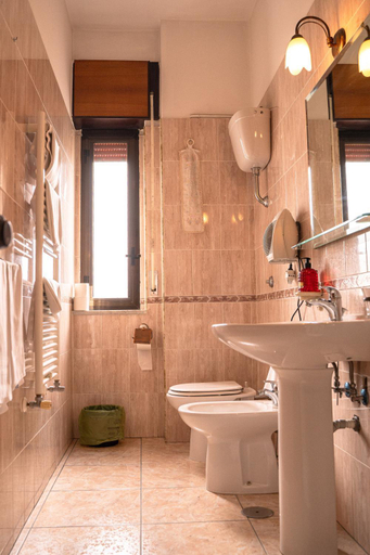 Bathroom 3, HOTEL 1+1 di C.Costabile & f.lli, Salerno