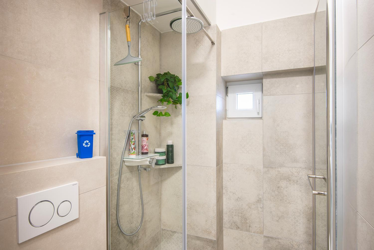 Bathroom 2, Lux Maximus, Pula