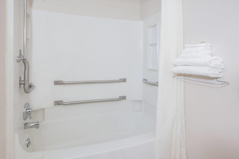 Bathroom 3, Super 8 by Wyndham Houghton Lake, Roscommon