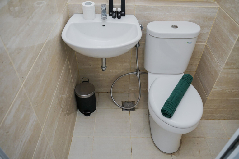 Bathroom 4, Cozy Living Studio Apartment Springwood Residence near IKEA Alsut, Tangerang