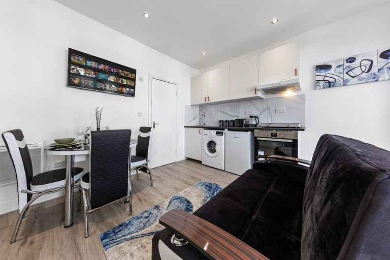 Others 4, Comfy 1BDR / Parking / close to LDN, London