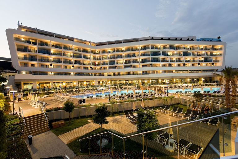 Exterior & Views
