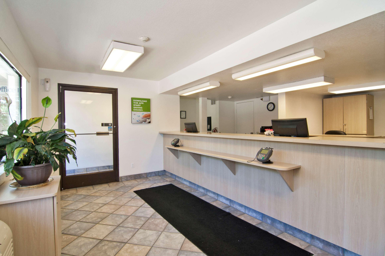 Public Area, Motel 6 Roseville, MN - Minneapolis North, Ramsey