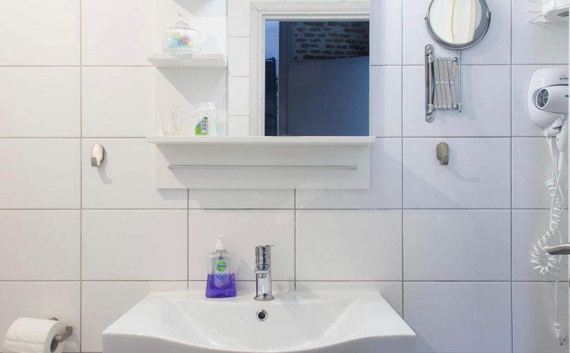 Bathroom 2, A litte Taste of Home Guest House, Attica