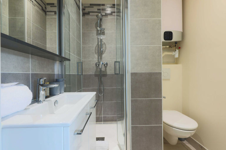 Bathroom 2, Studio 2P Roland Garros/parc des Princes, Hauts-de-Seine