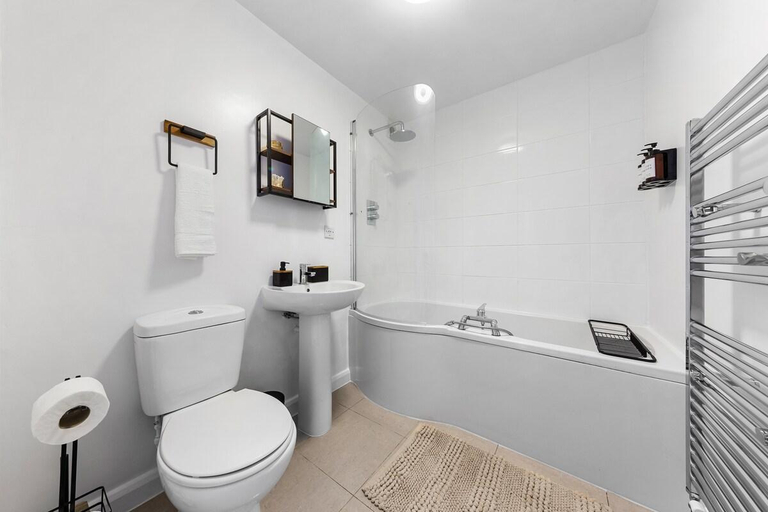 Bathroom 2, Azalea Apartment: home comforts by the river, London