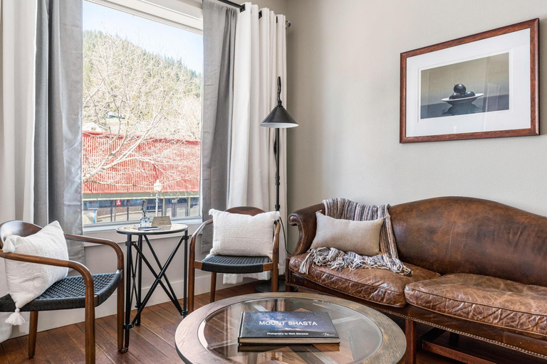 Others 5, Mossbrae Hotel, Siskiyou