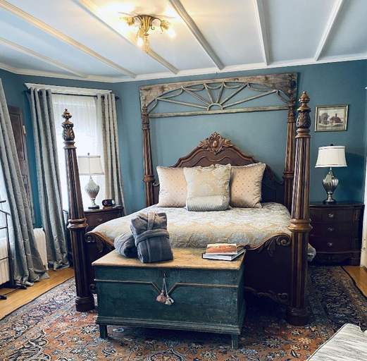 Bedroom 2, 1000 Islands Bed and Breakfast-The Bulloch House, Leeds and Grenville