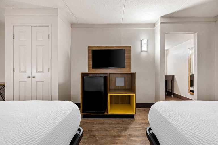 Bedroom 4, Days Inn by Wyndham Birmingham/West, Jefferson