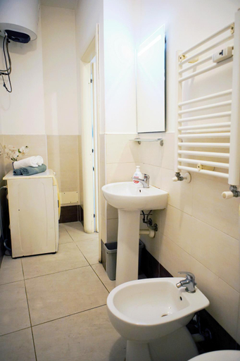 Bathroom 2, Smart Apartment Central Station, Milano