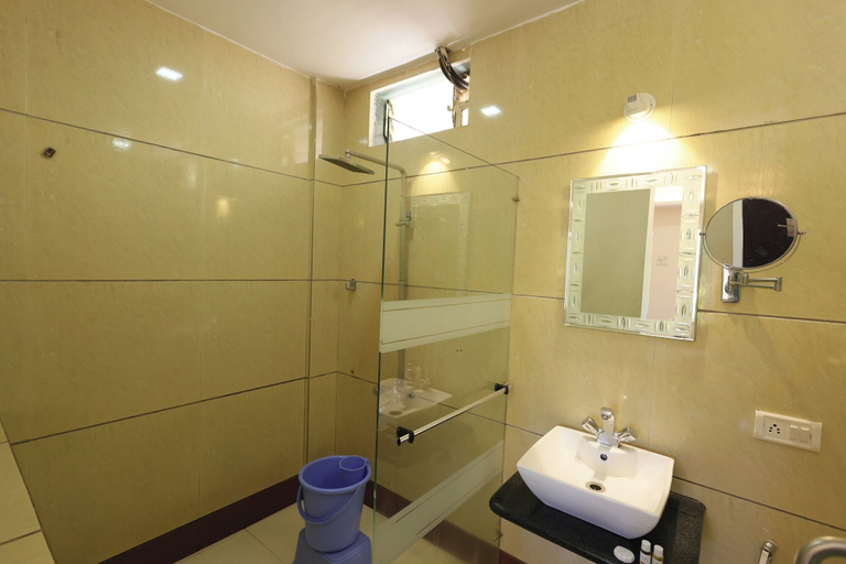 Bathroom 4, Hotel King Garden, Satara
