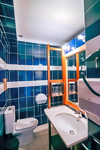 Bathroom 5, Selina Peniche, Peniche