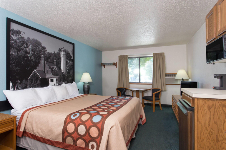 Bedroom 2, Super 8 by Wyndham Houghton Lake, Roscommon