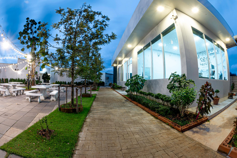 Exterior & Views
