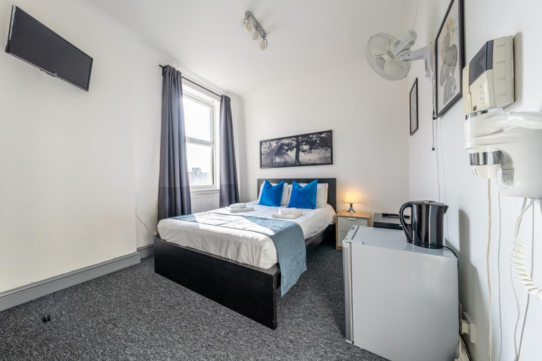 Bedroom, Ryam suites, London