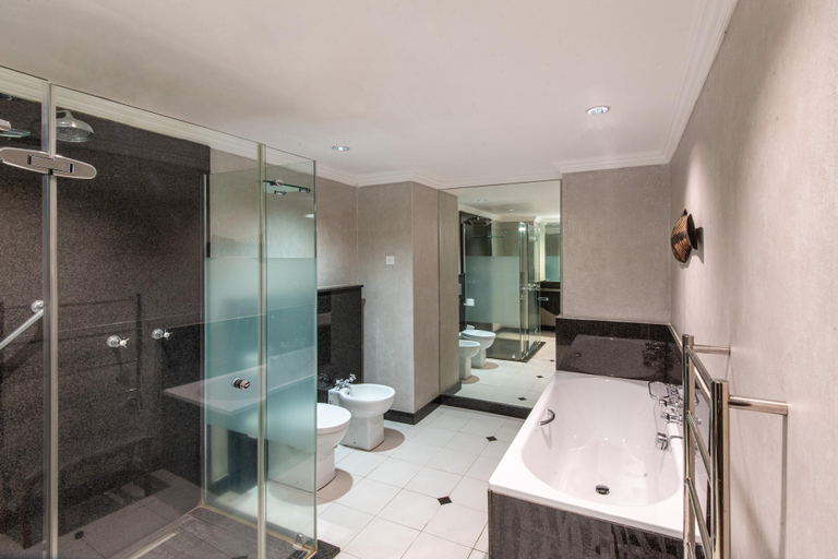 Bathroom 5, Hyatt Regency Harare The Meikles, Harare