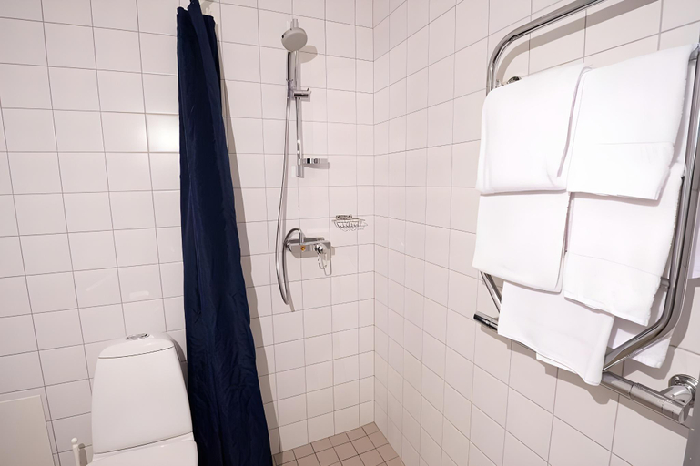 Bathroom 4, STF Malmo City Hostel & Hotel, Malmö
