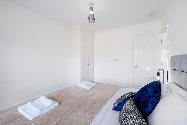 Others 3, Chaucer Avenue 6 Bedroom + 3 Bathroom with Parking, London