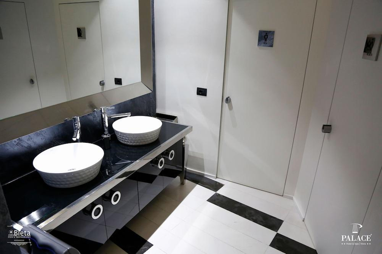 Bathroom 3, Hotel Palace, Vlorës