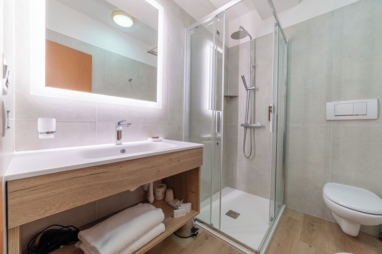 Bathroom 5, Pineta Pastry Hotel, Belluno