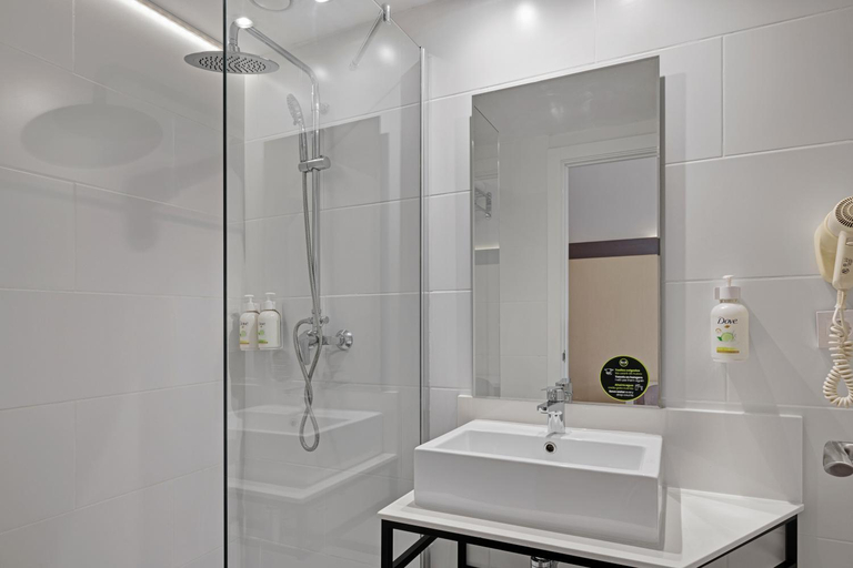 Bathroom 3, B&B Hotel Girona, Girona