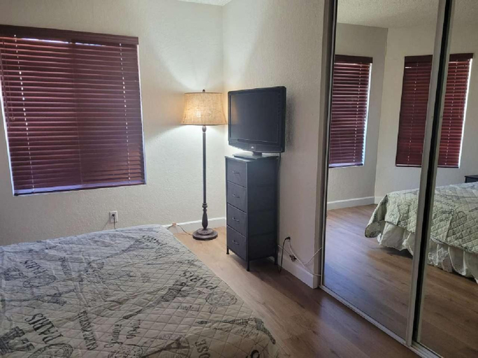 Bedroom 2, 3BR & Loft - Shared Home near Palmdale Hospital, Los Angeles