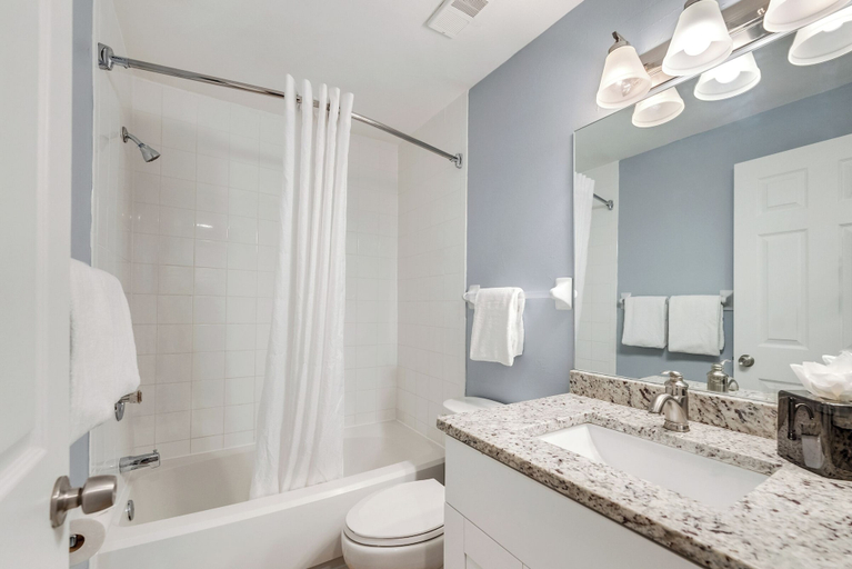 Bathroom 3, South Seas, Lee