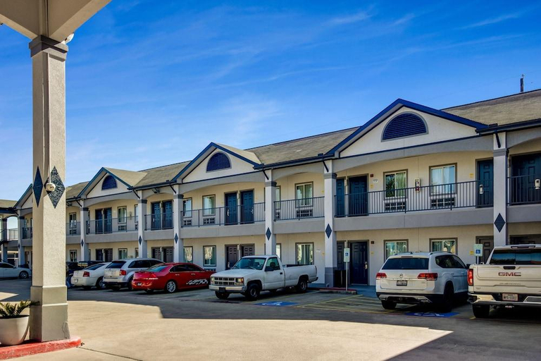 Exterior & Views 2, Executive Inn & Suites, Fort Bend