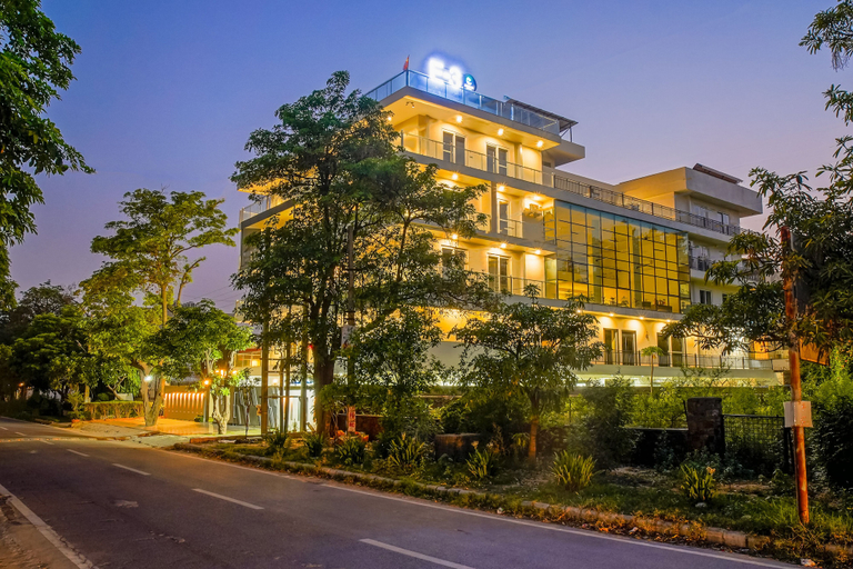 Exterior & Views