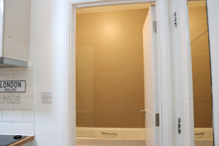 Bathroom 3, Stylish studio- 15mins to Central London!, London
