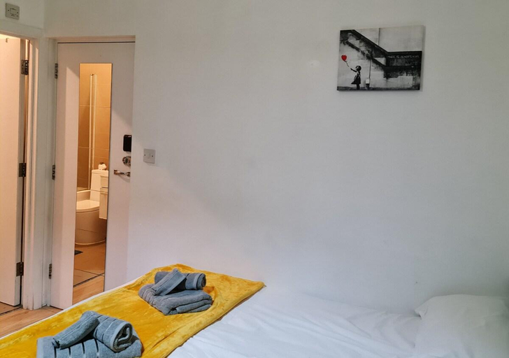 Bedroom 2, Stylish studio- 15mins to Central London!, London