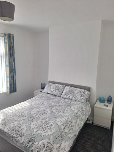 Bedroom 2, Private Room on Donegall Road in Central Belfast, Belfast