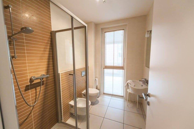Bathroom 2, Maccagno Apartments, Varese