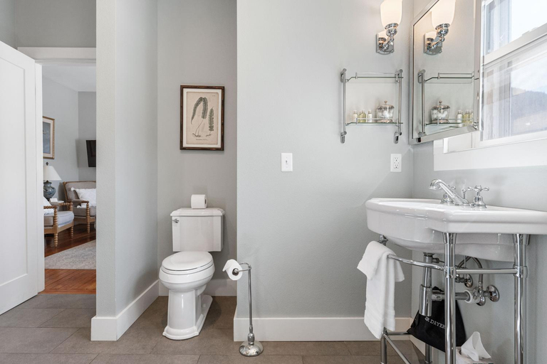 Bathroom 3, Mossbrae Hotel, Siskiyou