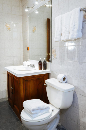 Bathroom 4, Uzhupud Garden Hotel & Lodge, Paute