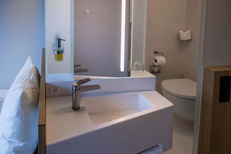 Bathroom 4, Centre Loewenberg, Lac
