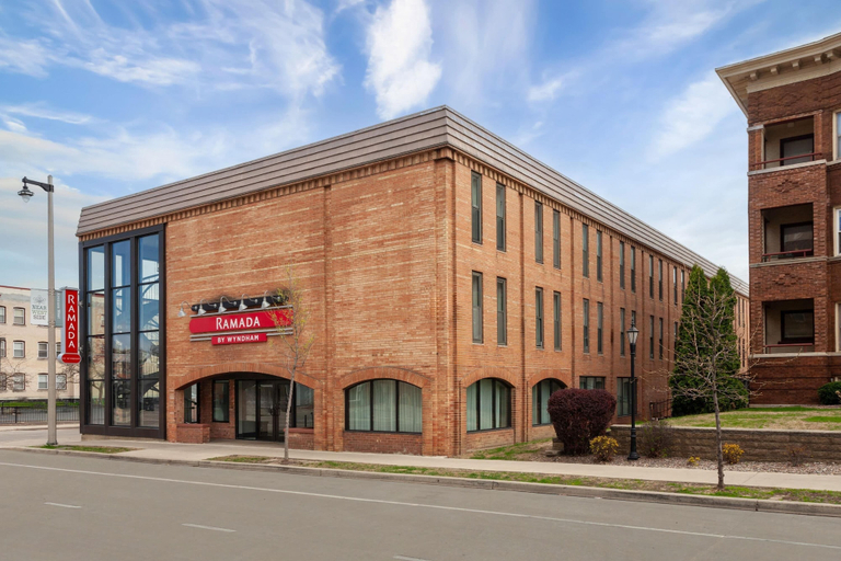 Exterior & Views 2, Ramada by Wyndham Milwaukee, Milwaukee