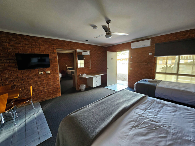Bedroom 5, Bridge Motor Inn, Berrigan