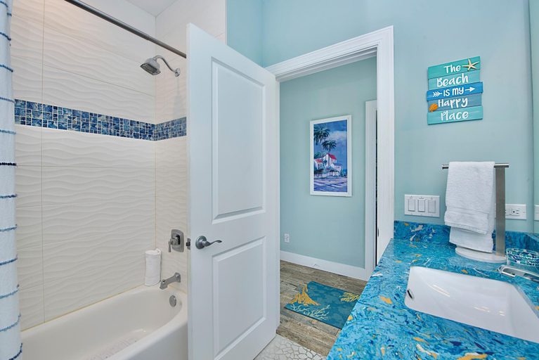 Bathroom 3, Sunset Paradise, Lee