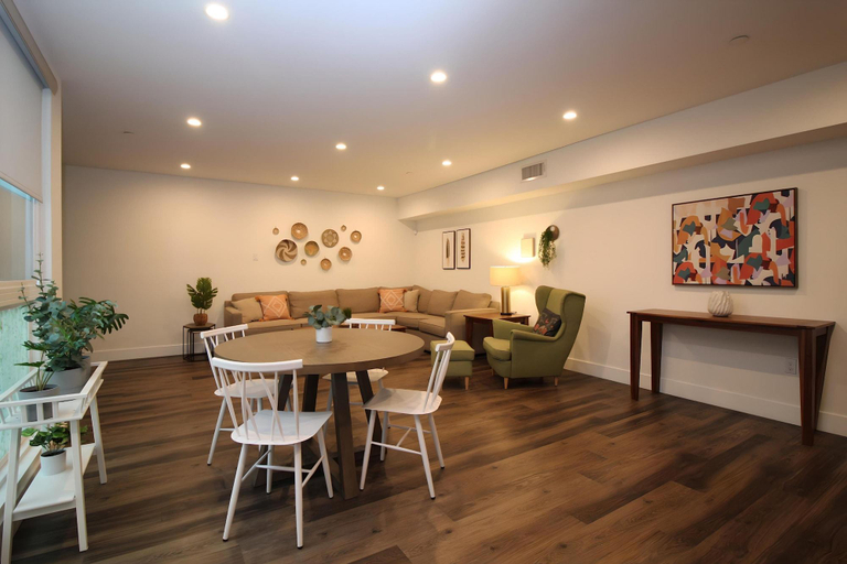 Food & Drinks, Los Angeles Deluxe Suites Free Parking, Los Angeles