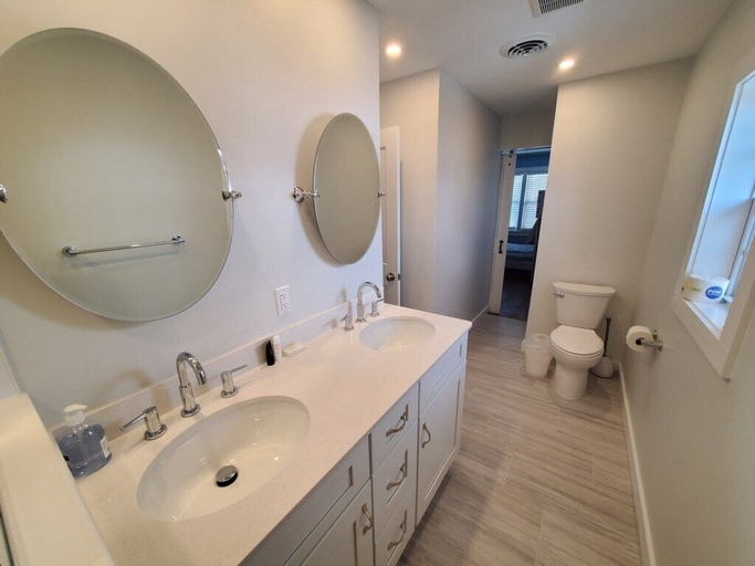 Bathroom 4, The Dunes, Saint Johns