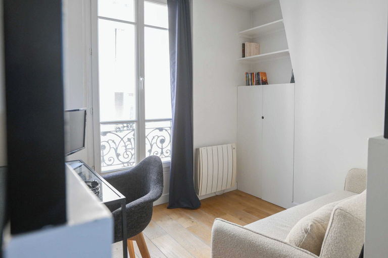 Living area 3, Modern Apartment - 2br-4p- Canal Saint-martin, Paris