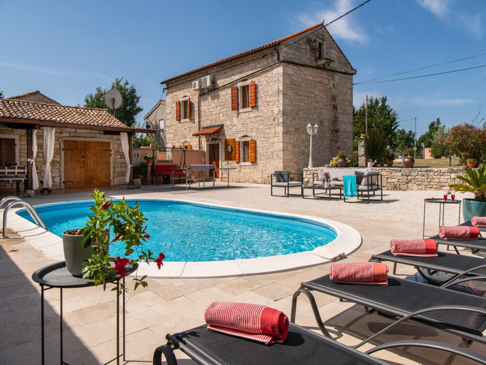 Sport & Beauty 2, Holiday Home in Barban with Private Pool, Marčana