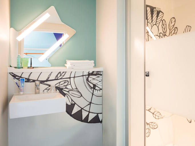 Bathroom 5, ibis Budget Fribourg, La Sarine