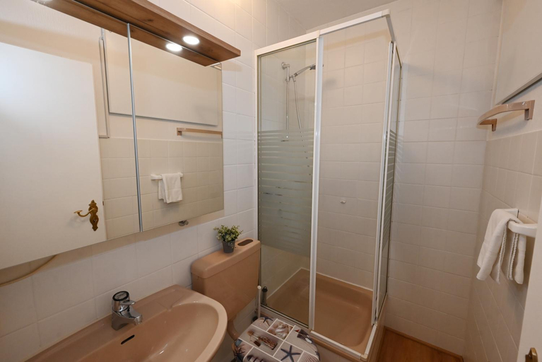 Bathroom 3, Strandhotel Salty, Dithmarschen